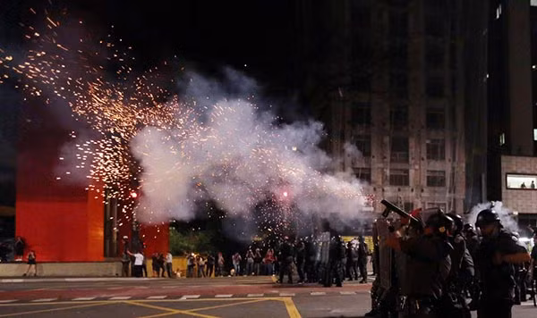 Giải tán cuộc biểu tình ủng hộ phế truất Tổng thống Dilma Rousseff ở thành phố Sao Paulo, Brazil, ngày 29/8.