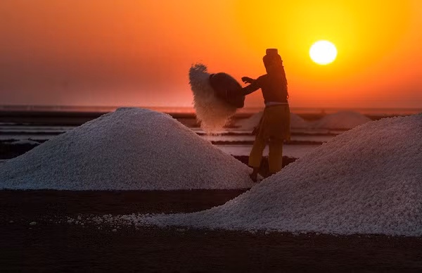Các diêm dân thường làm việc từ rất sớm để tránh cái nóng như thiêu như đốt ở sa mạc. Nhiệt độ có thể lên tới 40 độ C dù trong tháng 12.