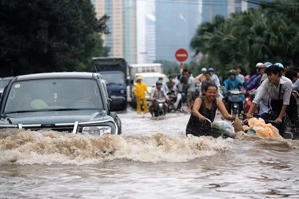 Việt Nam cũng nằm trong số các quốc gia nguy cơ đối mặt với thiên tai do biến đổi khí hậu. Tình trạng ngập lụt thường xảy ra ở quốc gia Đông Nam Á này vào mùa mưa.