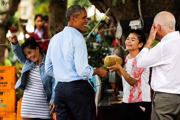 Ông ghé một quán nhỏ và quyết định thử món nước dừa. Trong lúc chặt dừa, cô gái bán hàng vô tình làm nước bắn vào người tổng thống Mỹ khiến ông cười vang.