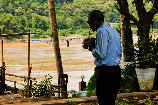 Ông Obama vừa uống nước dừa vừa ngắm nhìn dòng sông Mekong. Chuyến công du lần này của Obama là chuyến đi cuối cùng đến châu Á trước khi ông rời Nhà Trắng vào tháng 1/2017. Đây cũng là lần đầu tiên một Tổng thống Mỹ đương nhiệm đến thăm Lào.