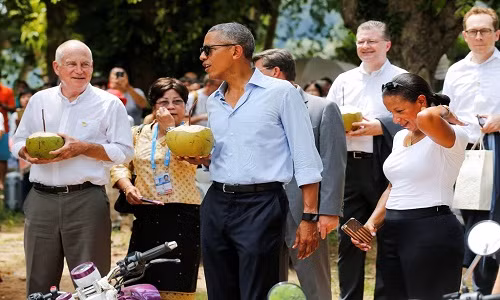 Tháp tùng ông là Đại sứ Mỹ tại Lào Daniel Clune (ngoài cùng bên trái) và cố vấn an ninh quốc gia Susan Rice (ngoài cùng bên phải). Ông sẽ ở thăm Lào đến ngày 8/9 sau khi dự một số hội nghị trong khuôn khổ Hội nghị cấp cao ASEAN 28-29.