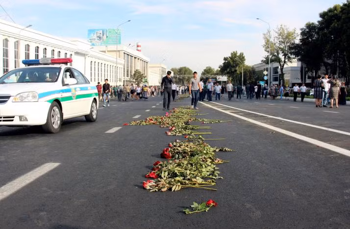 Người dân rải hoa trên đường phố Tashkent hôm 3/9.