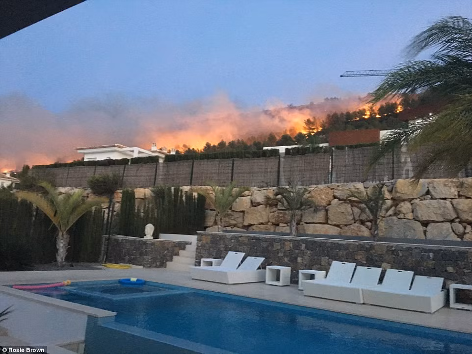 Một phụ nữ Anh cho biết, cô và gia đình đã phải sơ tán giữa đêm khi đám cháy dữ dội lan đến sát tòa nhà mà họ đang ở.