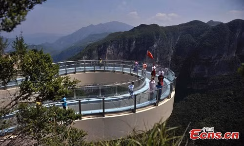 Những người mẫu trong trang phục truyền thống trình diễn trong lễ khai trương cây cầu kính ở khu danh lam thắng cảnh Longgang, quận Yunyang thành phố Trùng Khánh, Trung Quốc, ngày 26/4/2015. Cây cầu nằm ở độ cao 718 mét so với mặt đất.