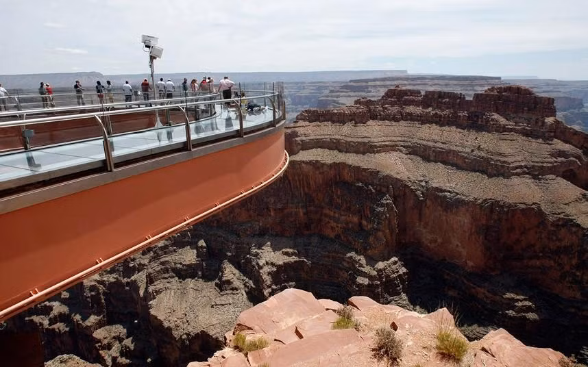 Cây cầu kính hình móng ngựa ở bang Arizona, Mỹ, nằm ở độ cao hơn 1.200 mét so với mực nước sông Colorado.