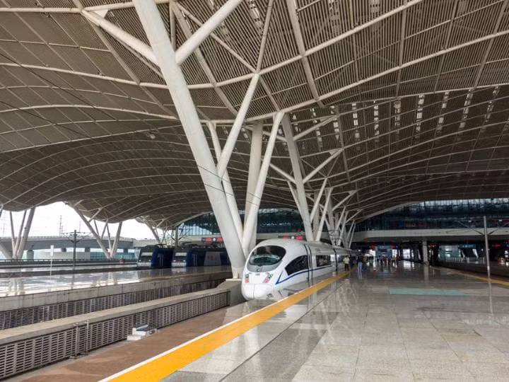 Hệ thống mạng lưới đường sắt cao tốc lớn nhất thế giới có chiều dài tổng cộng gần 19.000 km ở Trung Quốc.