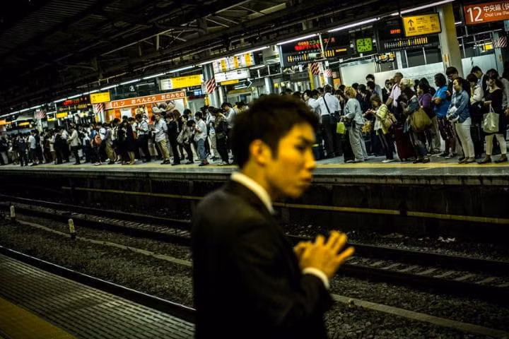 Ga tàu bận rộn nhất thế giới là nhà ga Shinjuku ở thủ đô Tokyo. Năm 2007, trung bình mỗi ngày đón nhận khoảng 3,64 triệu lượt hành khách.