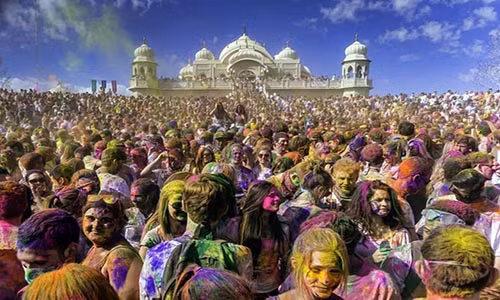 Lễ hội Holi của người Hindu được tổ chức tại Ấn Độ. Vào dịp lễ hội này, người dân Ấn Độ lại ném bột màu vào nhau thể hiện cho sự tự do và không phân biệt giai cấp vốn tồn tại trong xã hội.