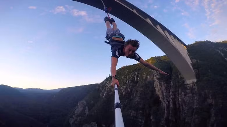 Nhiều hoạt động ở Nam Phi như nhảy bungee từ cây cầu Bloukran hay tham gia cuộc hành trình (safari) khám phá Nam Phi,... đều dành cho những người trẻ tuổi và thích khám phá.