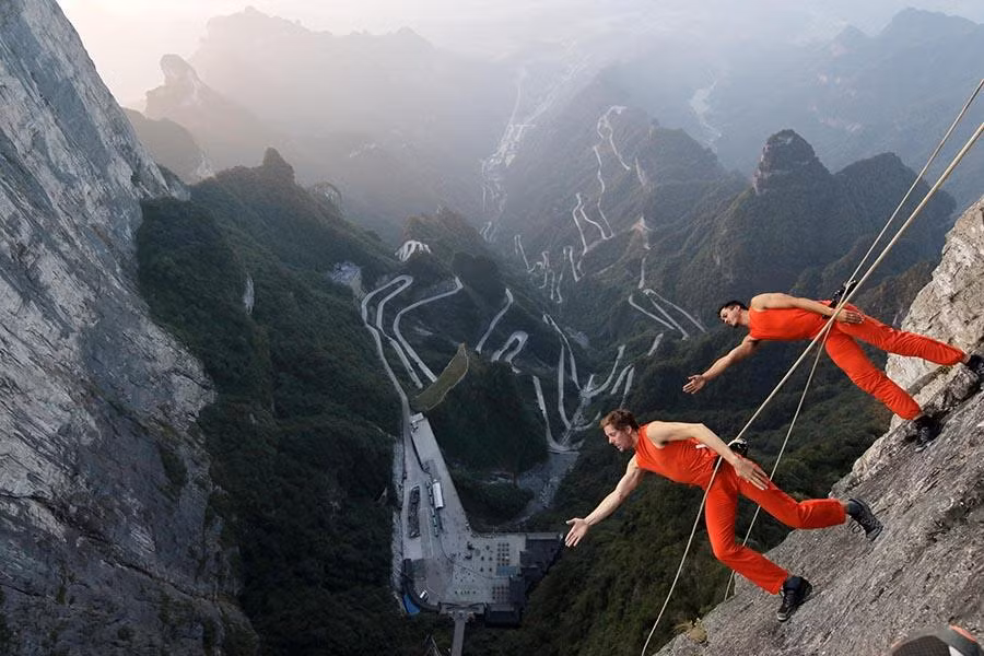 Mỗi vũ công được buộc bằng một sợi dây bảo hộ...