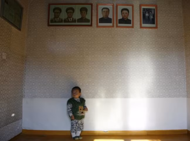 Một em bé Triều Tiên trong căn phòng nhỏ.