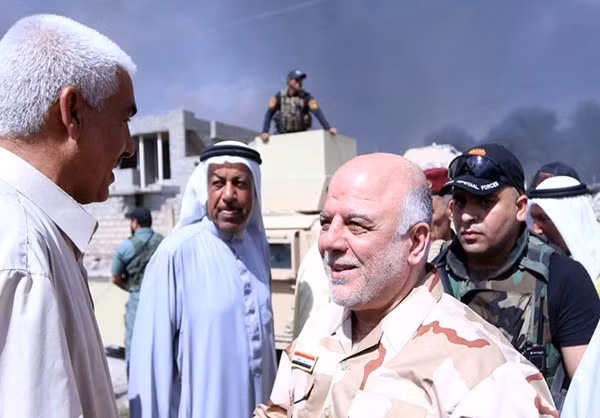 Thủ tướng Iraq Haider al-Abadi thăm lực lượng an ninh ở Qayyarah.