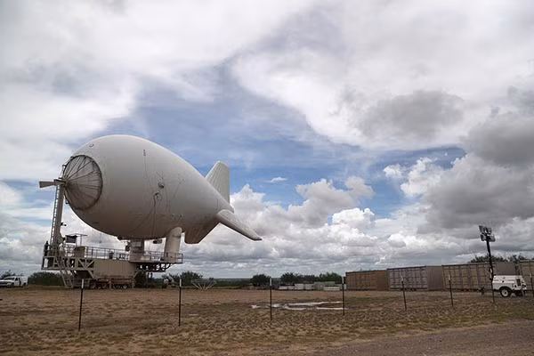 Một khinh khí cầu của lực lượng tuần tra biên giới Mỹ ở Roma, Texas, chuẩn bị cất cánh làm nhiệm vụ giám sát biên giới Mỹ-Mexico ngày 16/8/2016.