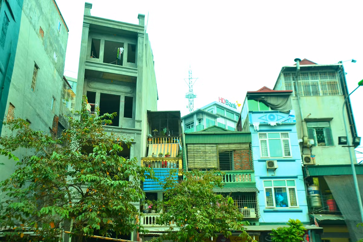 Đường mới từ Voi Phục đến Hoàng Cầu (nằm trong tuyến vành đai 1 thuộc 2 quận Đống Đa và Ba Đình, Hà Nội) có chiều dài 2,2 km với tổng vốn đầu tư gần 7.800 tỷ đồng để xây dựng sẽ trở thành tuyến đường "đắt nhất hành tinh" mới của Thủ đô với mức vốn đầu tư trung bình lên tới 3,5 tỷ đồng cho mỗi mét đường.