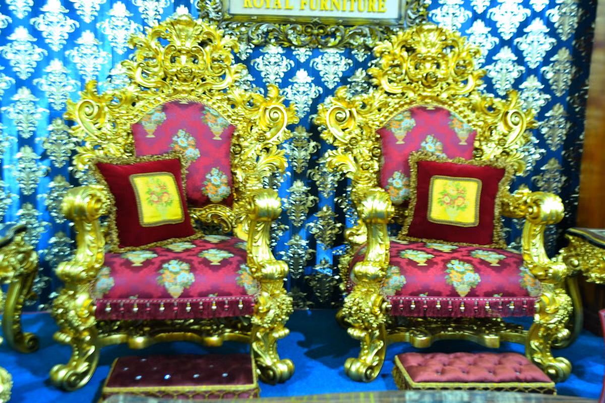 Bộ siêu bàn ghế có tổng cộng 8 ghế đơn, 9 cái đôn và một bàn trụ để hoa.