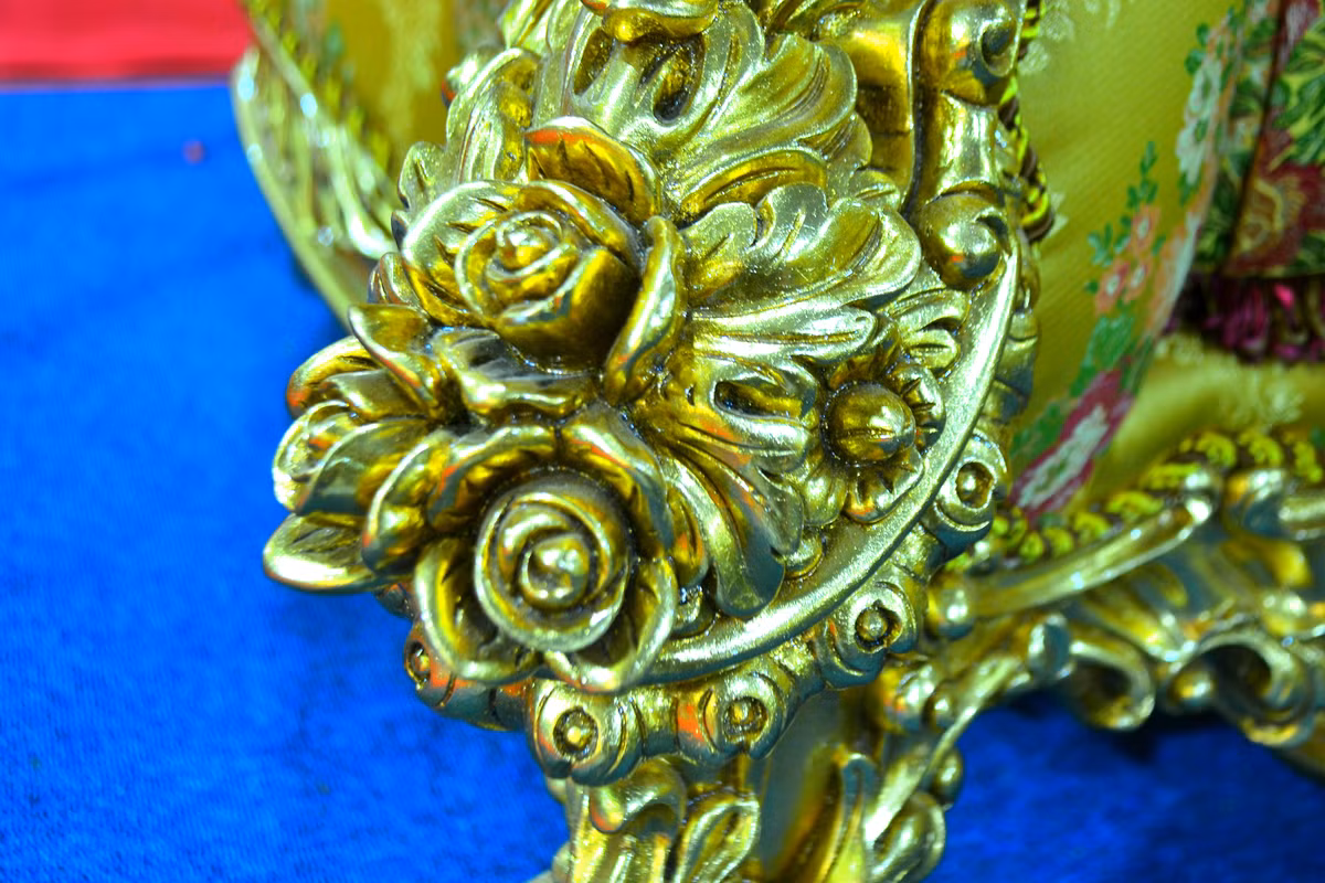 Hoa văn chủ đạo là hoa hồng.