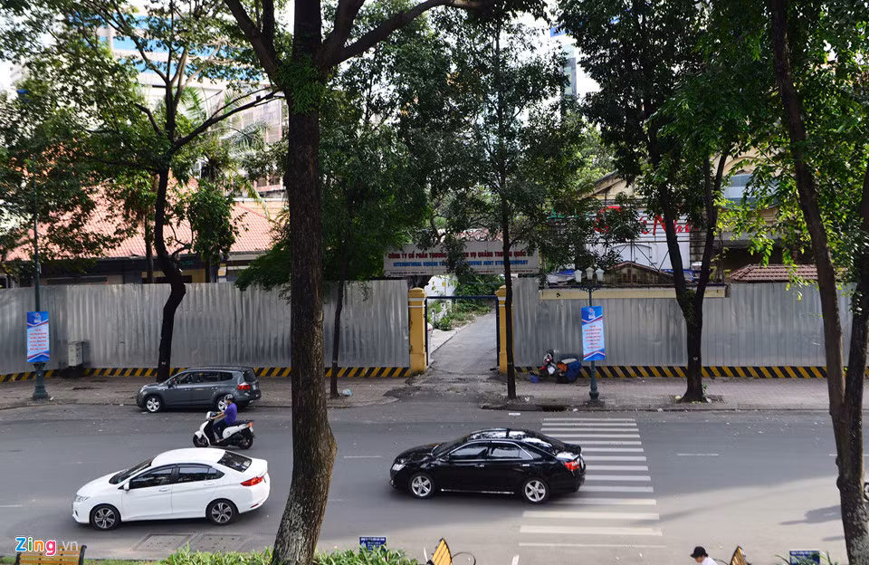 Thời gian gần đây, mặt tiền lô đất phía đối diện hồ Con Rùa và đường Nguyễn Thị Minh Khai được quây rào bên ngoài.