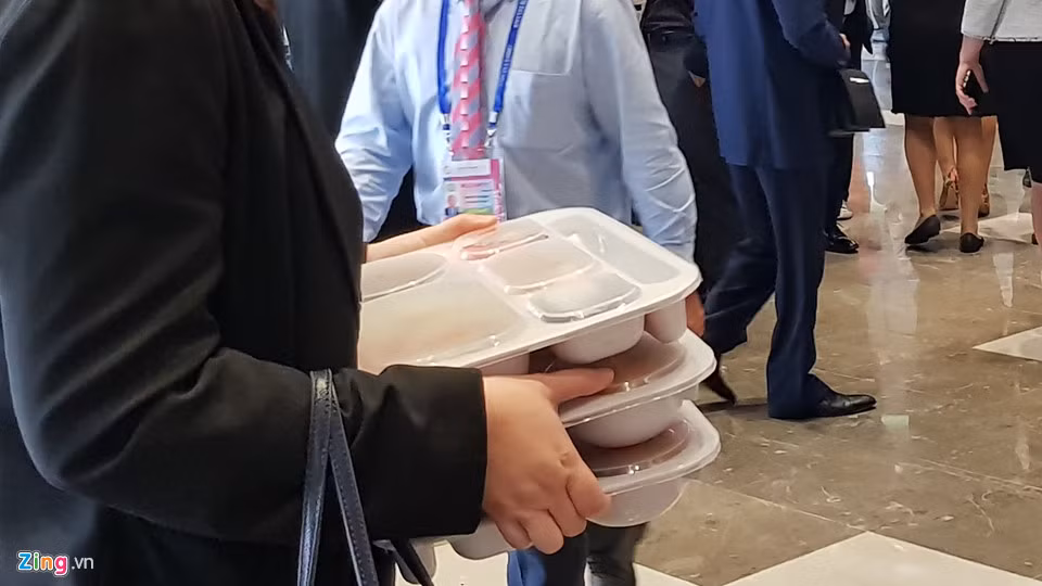 Nhiều đại biểu APEC giúp đỡ người khác bằng cách lấy hộ và đứng chờ để ăn cùng.