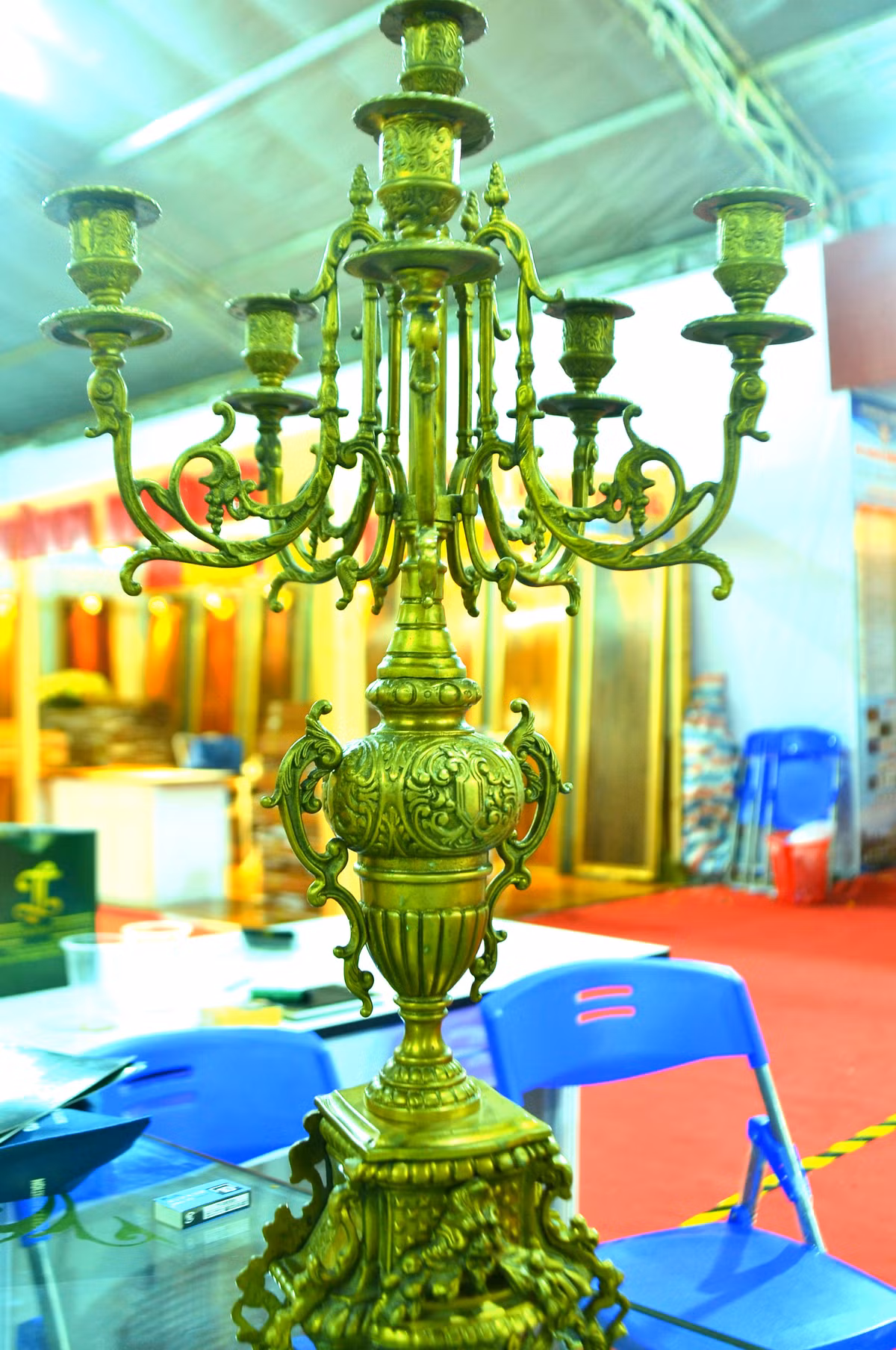 Giá nến được làm từ đồng đúc tại Việt Nam nhưng lấy mẫu thiết kế từ nước ngoài.