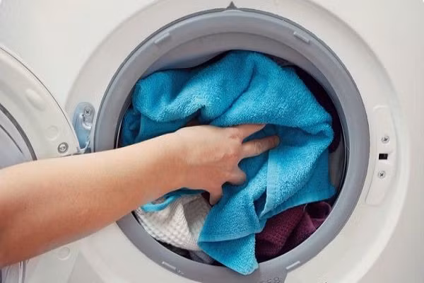 Máy giặt: Khi giặt nước nóng hoặc có chức năng sấy, công suất có thể lên đến 2.000W, đặc biệt nếu giặt thường xuyên.