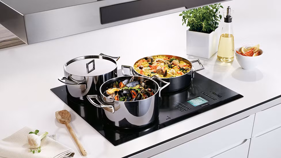 Bếp từ: Công suất cao (1.800W–3.500W), nếu sử dụng thường xuyên với các món nấu lâu sẽ tiêu tốn nhiều điện hơn cả điều hòa.