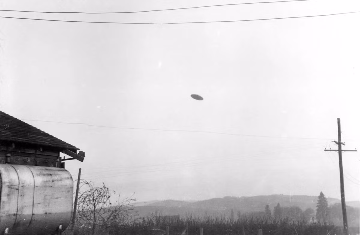 Một số chuyên gia như Jacques Vallée cho rằng UFO có thể không đến từ vũ trụ mà là sản phẩm của nền văn minh cổ trên Trái Đất, như Atlantis, đang cố ý ẩn mình và không can thiệp vào nhân loại hiện đại. (Ảnh: Britannica)