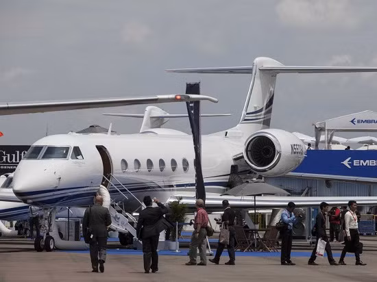 Ông Wang sở hữu 2 máy bay cá nhân Gulfstream 550, một trong những loại máy bay phản lực tầm xa được săn lùng nhiều nhất, ông thường sử dụng chúng để di chuyển đến và đi từ trụ sở chính của tập đoàn Wanda Group ở Bắc Kinh, Trung Quốc.