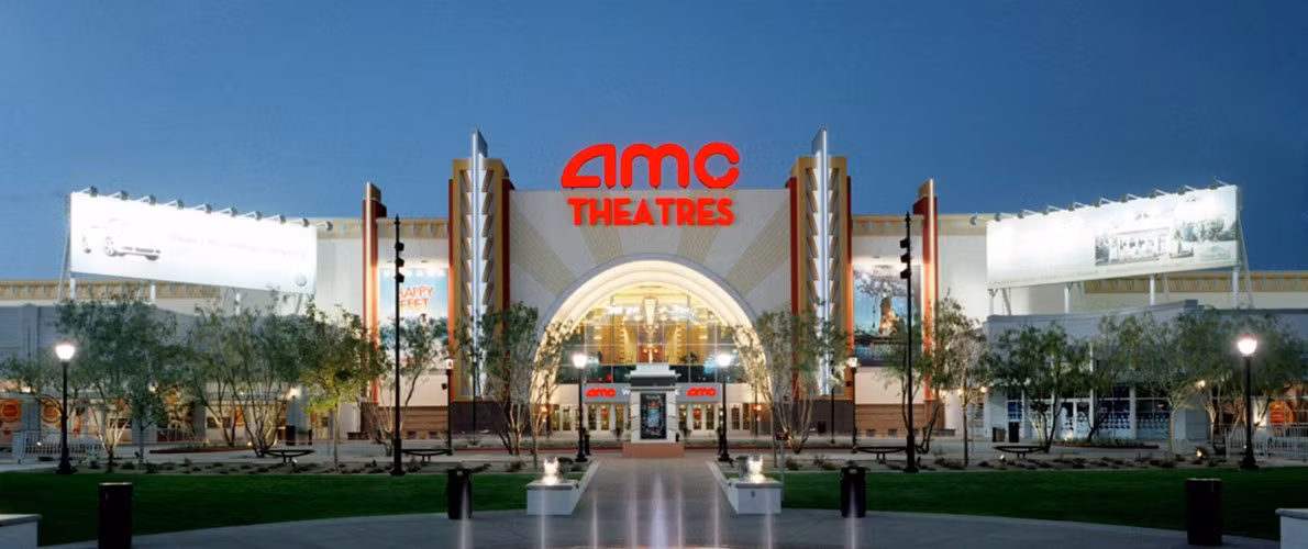 Năm 2012, ông Wang Jianlin quyết định mua lại nhà hát lớn thế giới AMC là trung tâm diễn ra những buổi biểu diễn nghệ thuật nổi tiếng. Chưa dừng lại ở đó, ông đã cho khởi công dự án phòng thu âm dưới nước Oriental Movie Metropolis rộng 10.000 m2 phục vụ cho các nghệ sĩ hàng đầu đến thu âm.