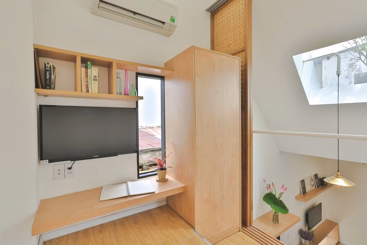 Nội thất phòng ngủ khá đơn giản và không gian luôn tràn ngập ánh sáng.