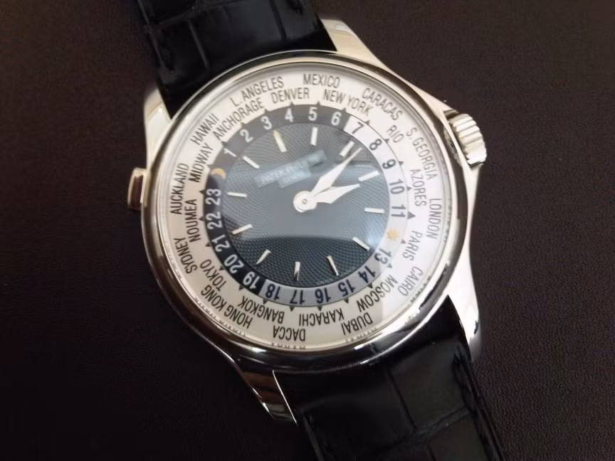10. Patek Philippe Platinum World Time, giá 4,03 triệu USD: Platinum world Time được sản xuất bởi Patek Philippe (Thụy Sỹ) - công ty sản xuất đồng hồ số 1 thế giới. Chiếc đồng hồ đắt đỏ này được sản xuất từ năm 1939.