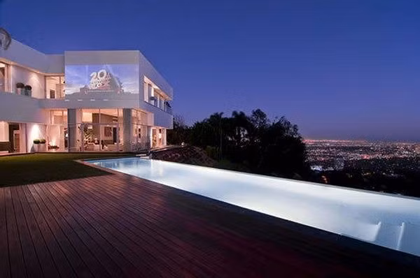 Rowland Heights nằm ở phía Nam California (Mỹ) là một trong những “làng nhân tình” của các đại gia Trung Quốc ở nước ngoài. Trong số 49.000 người sinh sống tại đây, có 1/3 là người Trung Quốc di dân. Trong số 1/3 người Trung Quốc này, thì phần đông cư dân là tình nhân của các đại gia Trung Quốc. Ảnh: Căn biệt thự xa hoa của "bồ nhí" đại gia Trung Quốc tại Mỹ.
