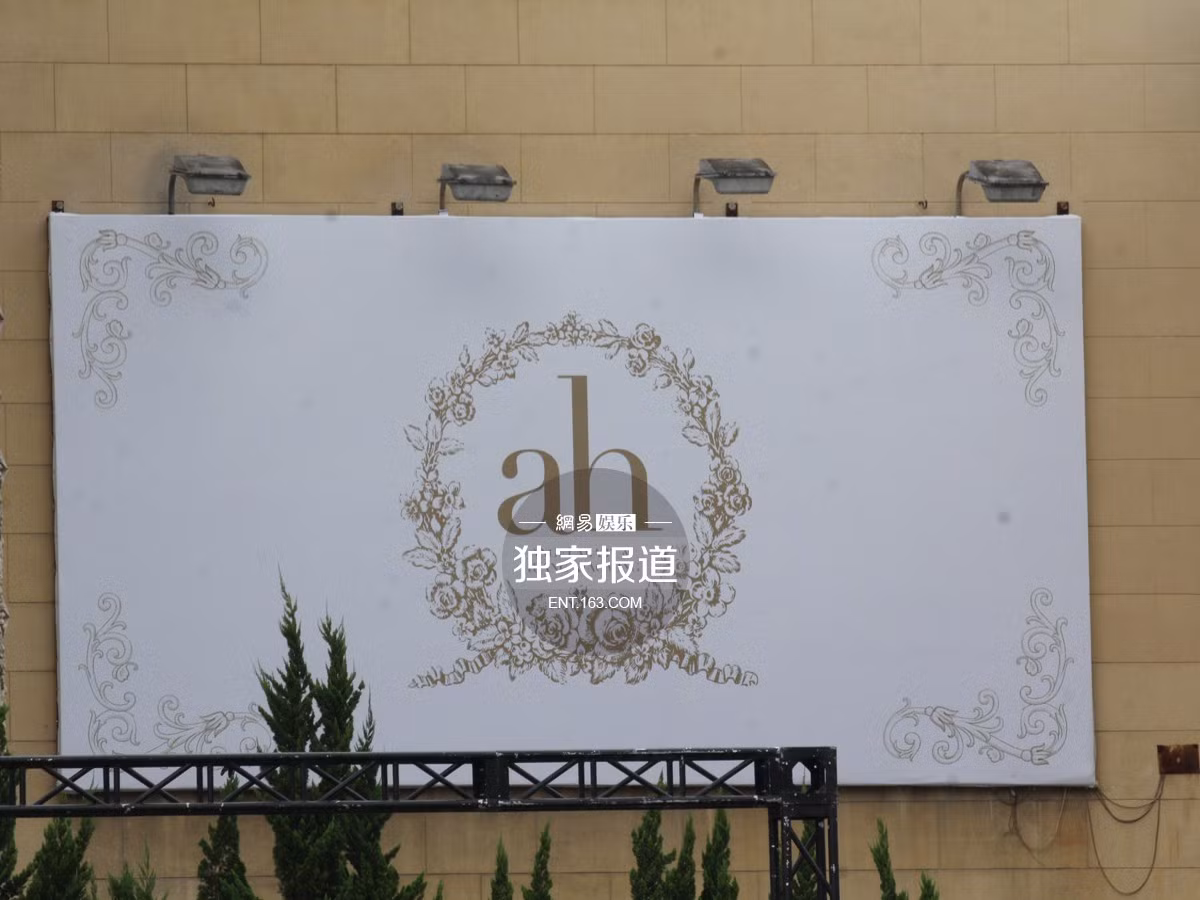 Banner in chữ cái đầu trong tên của cô dâu chú rể treo ngoài nơi diễn ra lễ cưới.