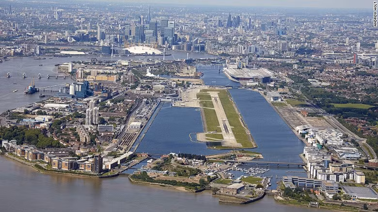 Sân bay thành phố London, Anh: Đây là sân bay gần nhất với trung tâm thành phố London, đường vào sân bay thành phố London ngang qua tháp đồng hồ Big Ben, vòng đu quay London Eye và công viên Thế vận hội 2012.