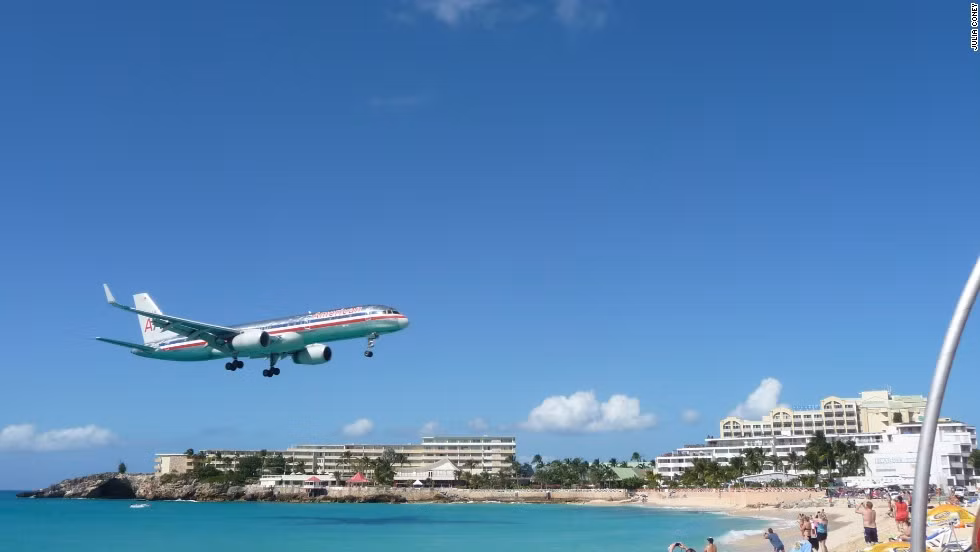 Sân bay St. Maarten (Juliana International), Hà Lan: Đây là nơi mọi người có thể quan sát máy bay ở cự ly rất gần mỗi khi chúng cất cánh hoặc hạ cánh. Nguyên do là đường băng của nó nằm sát bờ biển, nơi có một bãi tắm thường xuyên đông người.