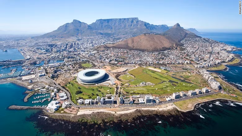 Sân bay quốc tế Cape Town, Nam Phi: Đường băng Sân bay quốc tế Cape Town mang đến du khách một tầm nhìn tuyệt đẹp về Núi Bàn, danh thắng nổi tiếng của Nam Phi.