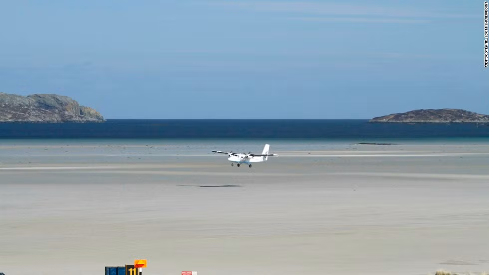 Sân bay Barra, Scotland, Anh: Đây là sân bay duy nhất trên thế giới mà các máy bay cất cánh và hạ cánh phải tuân theo lịch thủy triều bởi nó nằm trên một bãi biển. Mỗi ngày, sân bay này được nước biển gột rửa hai lần. Khi thủy triều dâng cao, đường băng cát sẽ ngập trong nước. Điều đặc biệt là nước biển sẽ làm cảnh quan ở đây thay đổi liên tục.