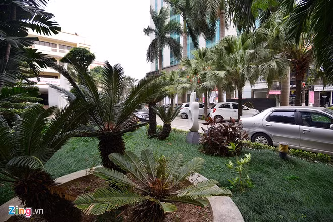 Khu vực vườn hoa khá rộng nếu so với các khách sạn khác ở Hà Nội xây dựng cùng thời điểm như La Thành hay Công Đoàn.