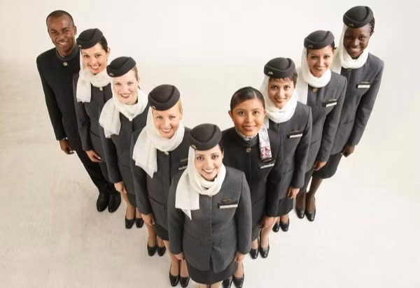 Tiếp viên của hãng Etihad cũng sở hữu đồng phục khá kín đáo.
