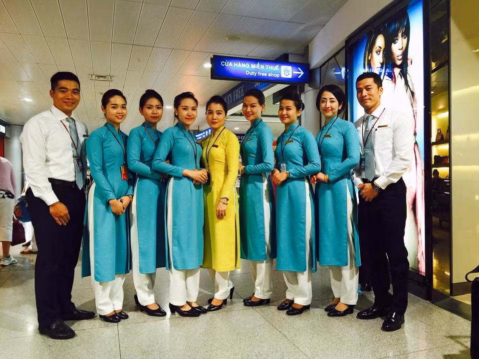 Vẻ đẹp kín đáo của nữ tiếp viên hàng không Việt Nam Vietnam Airlines trong tà áo dài truyền thống.