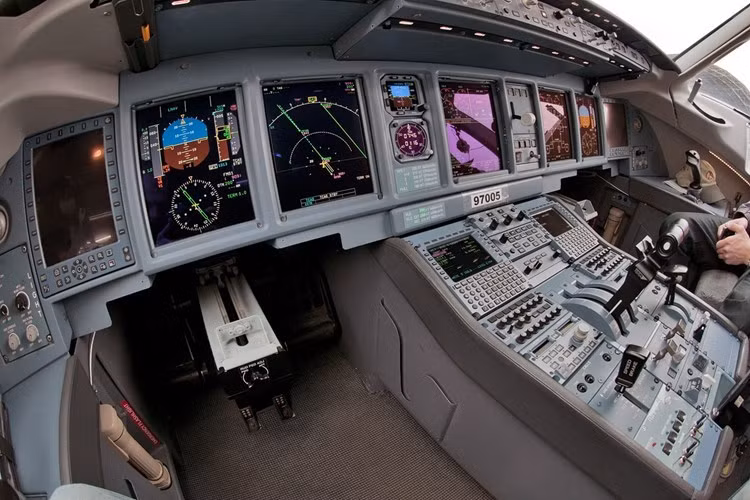 Chiếc Sukhoi Superjet 100 có cấu trúc ba khoang ghế, gồm một khoang hạng nhất (30-31 ghế); hai khoang tiêu chuẩn 1 và 2 (mỗi khoang 32-36 ghế). Ảnh khoang lái của máy bay.