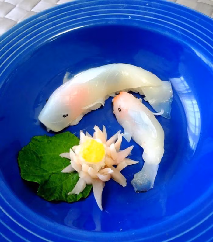 Tọa lạc tại thành phố Saiki thuộc tỉnh Oita, Nhà hàng Nishikizushi là nơi đi đầu của nghệ thuật Nishikigoi no Sugatazushi. Nhằm tạo ấn tượng với khách hàng, đầu bếp nhà hàng đã kỳ công trang trí từng miếng sushi giống nguyên mẫu cá chép Koi.