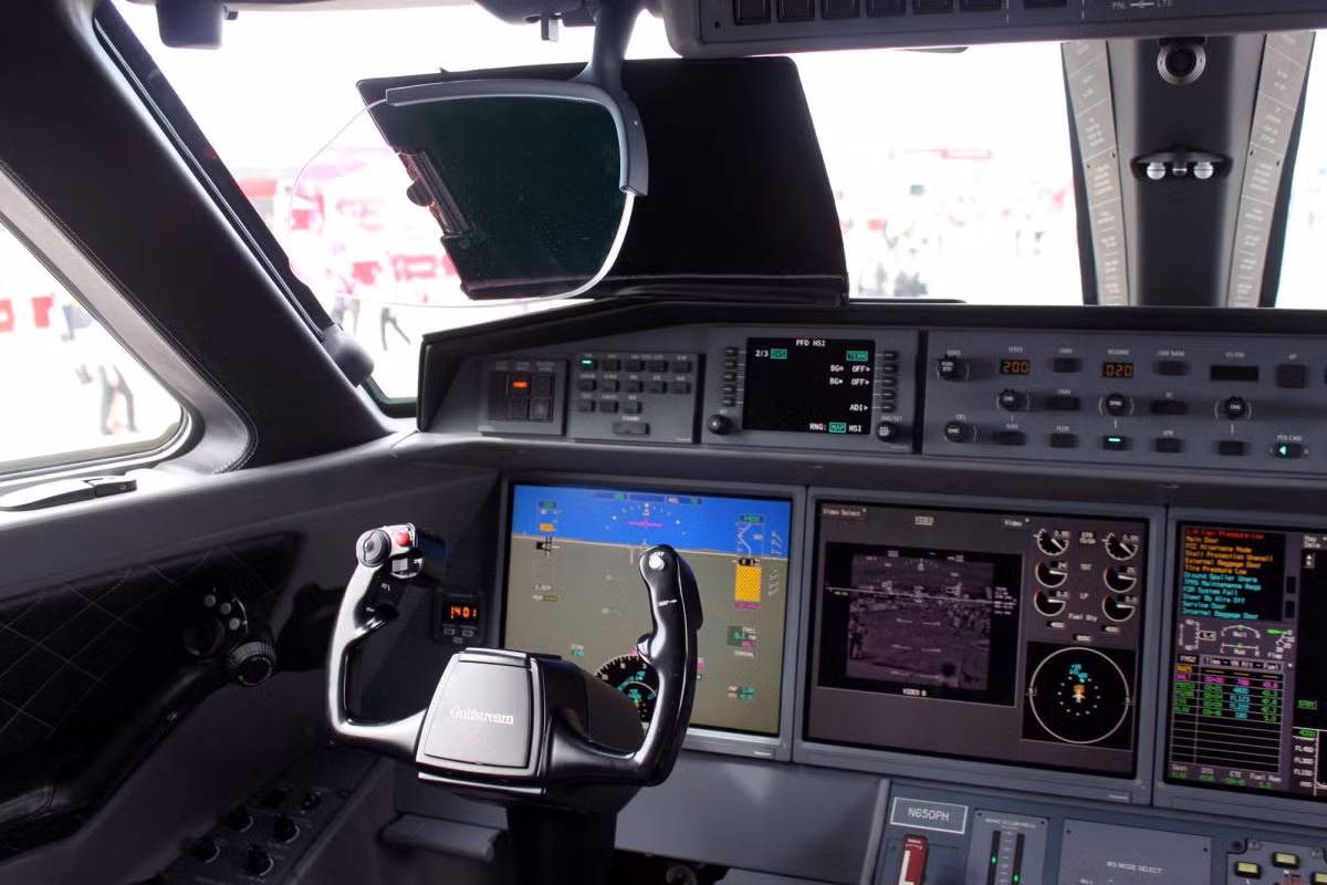 Với hai động cơ Rolls-Royce, Gulfstream G650 có thể bay với vận tốc hơn 1.133 km/h, nhanh hơn nhiều so với máy bay thương mại. Cabin lái với cửa sổ lớn giúp mở rộng tầm nhìn của phi công về phía cánh.