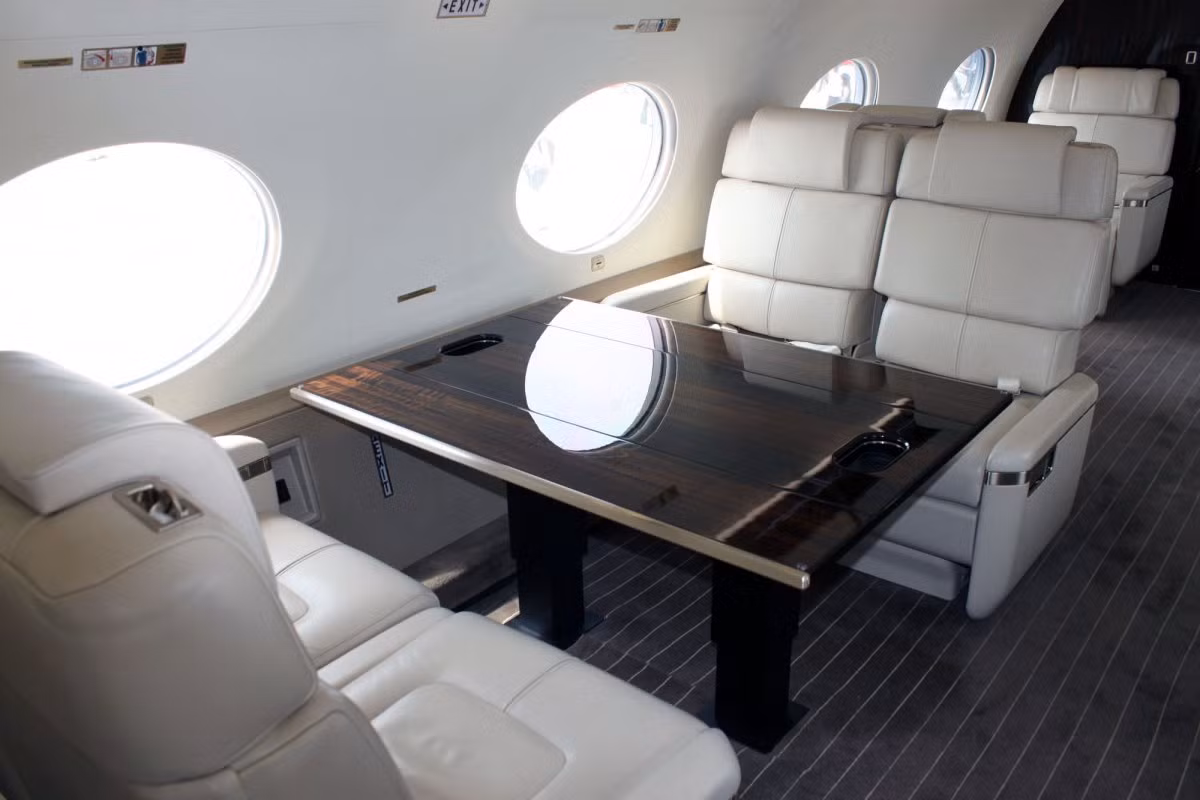 Máy bay có sức chứa 8 hành khách và 4 thành viên phi hành đoàn.