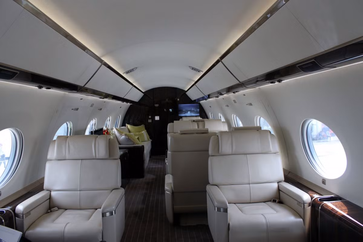 Cabin của chuyên cơ dành cho hành khách rộng rãi và sang trọng.