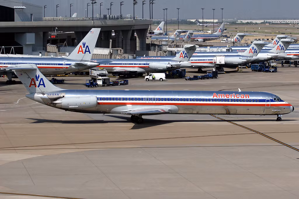 Từ tháng 6/2015, hãng American Airlines đã khai thác các tuyến bay đến hơn 157 thành phố với đội bay gồm 953 chiếc gồm các dòng máy bay của Airbus, Boeing và McDonnell Douglas. Đây là hãng có phi đội máy bay chở khách lớn nhất thế giới.