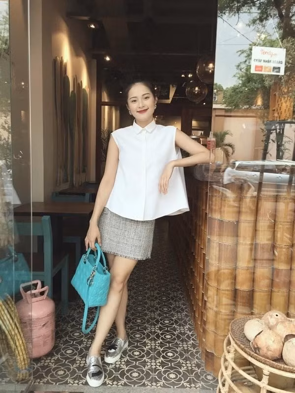 Ngoài ra, Hà Vi cũng có thêm một chiếc túi thương hiệu Lady Dior cỡ lớn hơn màu xanh ngọc giá khoảng 70 triệu đồng.