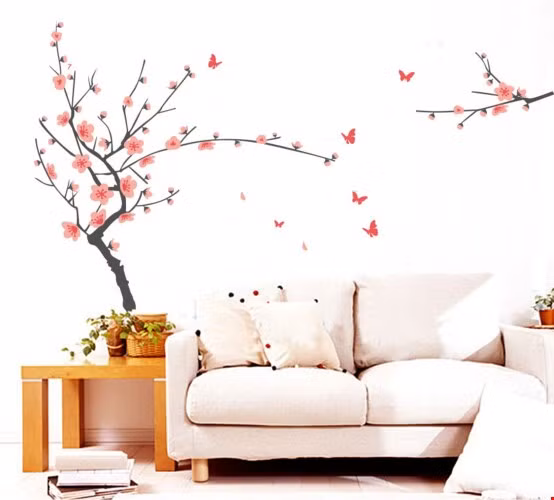 Hoa đua nhau khoe sắc cùng những bầy bươm bướm khiến phòng khách tràn ngập không khí xuân.