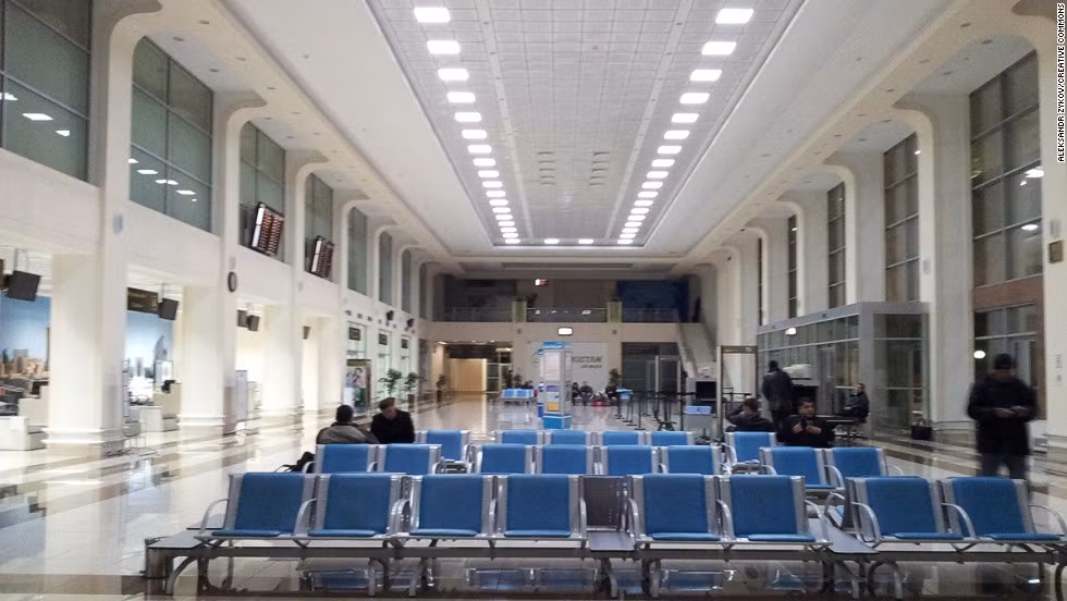 Thứ 4 là sân bay Tashkent, Uzbekistan: Dù chất lượng đã được cải thiện về việc đón trả khách nhưng việc quá tải của sân bay này cũng làm cho hành khách cảm thấy mệt mỏi và bực tức.