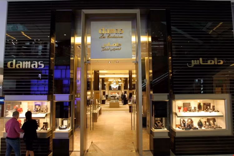 Damas - một trong những cửa hàng đồ trang sức lớn nhất ở Dubai: Damas có một lượng khách hàng trung thành khá lớn nhờ những thiết kế thủ công đẹp và độc đáo. Hệ thống 4 cửa hàng Damas ở Dubai trưng bày hàng ngàn thiết kế đồ trang sức để phục vụ cho thị trường nội địa.